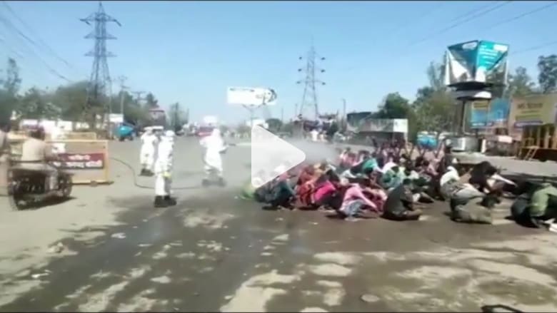 بسبب مخاوف كورونا.. رش عمال بالمعقمات علنا في شوارع الهند بسبب مخاوف كورونا.. رش عمال بالمعقمات علنا في شوارع الهند