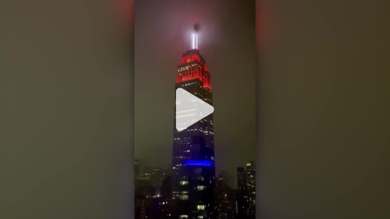 شاهد كيف كرّم مبنى "إمباير ستيت" العاملين في الطوارئ شاهد كيف كرّم مبنى "إمباير ستيت" العاملين في الطوارئ
