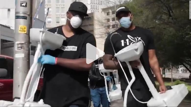 في لفتة إنسانية.. رجل يضع مغاسل متحركة لحماية المشردين خلال انتشار كورونا في لفتة إنسانية.. رجل يضع مغاسل متحركة لحماية المشردين خلال انتشار كورونا