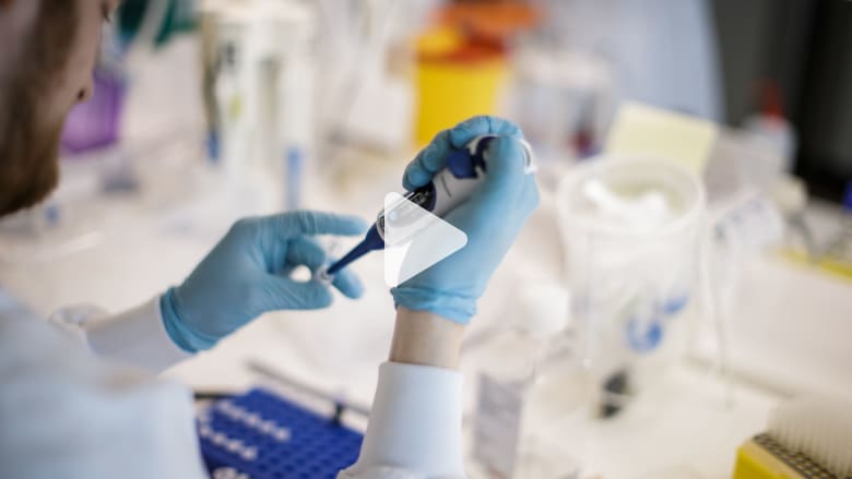العلماء يتسابقون لتطوير لقاح ضد فيروس كورونا.. إليكم آخر ما توصلوا له العلماء يتسابقون لتطوير لقاح ضد فيروس كورونا.. إليكم آخر ما توصلوا له