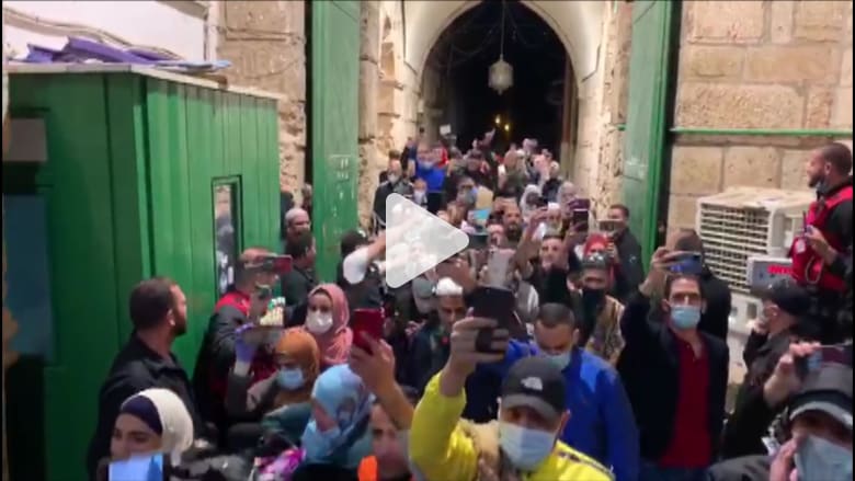 فلسطينيون يهتفون فرحا مع عودتهم للصلاة في المسجد الأقصى فلسطينيون يهتفون فرحا مع عودتهم للصلاة في المسجد الأقصى