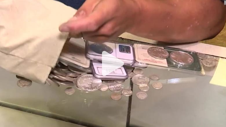 بسبب كورونا.. بائع مجوهرات يدفن مقتنيات بمليون دولار هي لمن يعثر عليها بسبب كورونا.. بائع مجوهرات يدفن مقتنيات بمليون دولار هي لمن يعثر عليها