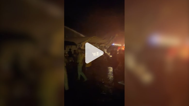 اللحظات الأولى بعد تحطم طائرة الركاب الهندية اللحظات الأولى بعد تحطم طائرة الركاب الهندية