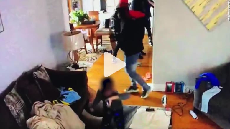 كاميرا مراقبة ترصد طفلا يواجه بشجاعة مسلحين اقتحموا منزل عائلته كاميرا مراقبة ترصد طفلا يواجه بشجاعة مسلحين اقتحموا منزل عائلته