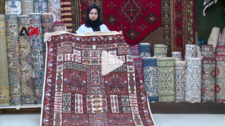تقليد غني منذ القدم.. صناعة الزربية والمرقوم فن يتلاشى في تونس تقليد غني منذ القدم.. صناعة الزربية والمرقوم فن يتلاشى في تونس