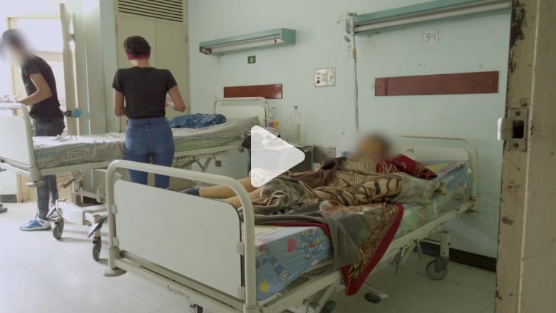 "الرائحة الكريهة لا تطاق".. داخل جناح فيروس كورونا في مستشفى في فنزويلا "الرائحة الكريهة لا تطاق".. داخل جناح فيروس كورونا في مستشفى في فنزويلا