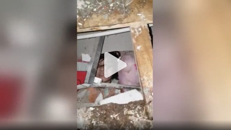 شاهد لحظات استغاثة إمرأة من تحت الأنقاض بعد زلزال إندونيسيا شاهد لحظات استغاثة إمرأة من تحت الأنقاض بعد زلزال إندونيسيا