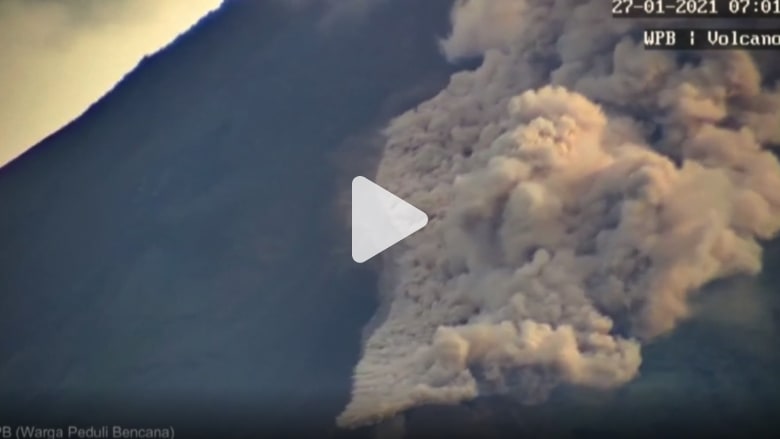 شاهد.. لحظات ثوران بركان ميرابي في إندونيسيا