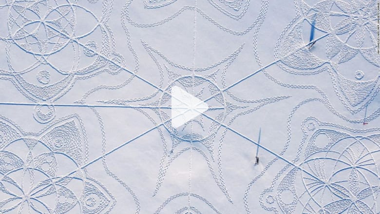 بأحذية تزلج.. شاهد كيف نقش هذا الرسم العملاق على الثلج