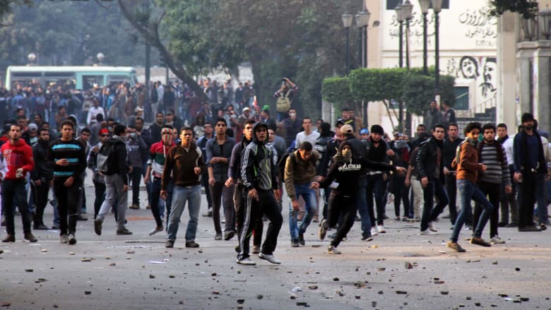 بالصور.. اشتباكات بمصر في الذكرى الثالثة للثورة