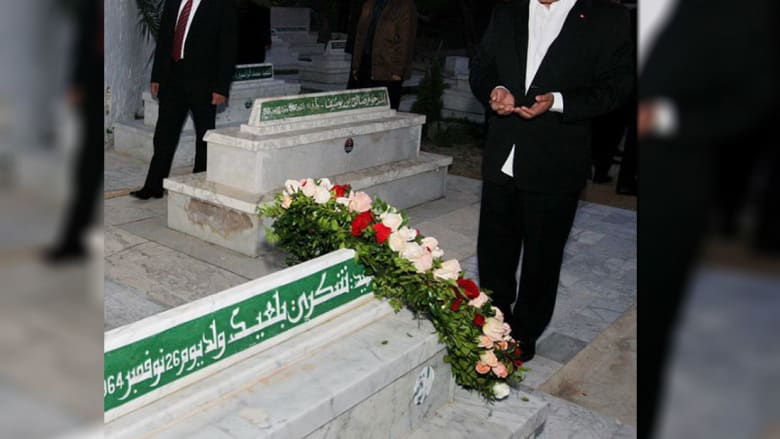 لماذا زار المرزوقي قبر شكري بالعيد سرّا?