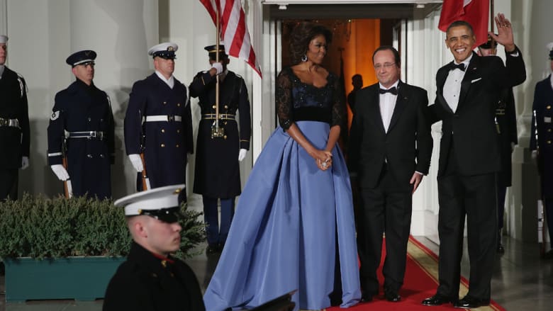 فستان ميشيل الأزرق يخلب الأنظار بعشاء "الكافيار" في البيت الأبيض