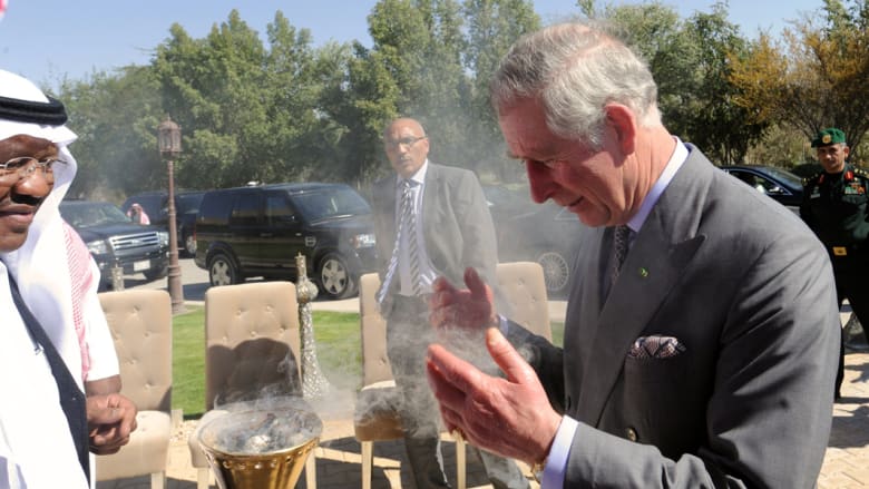 الأمير تشارلز يستنشق رائحة البخور