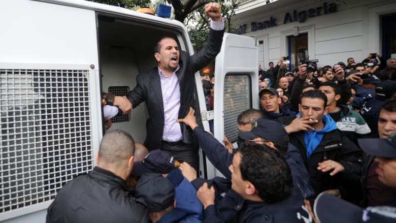 الجزائر: الأمن يفرج عن 100 صحفي ومحتج رافض لترشح بوتفليقة