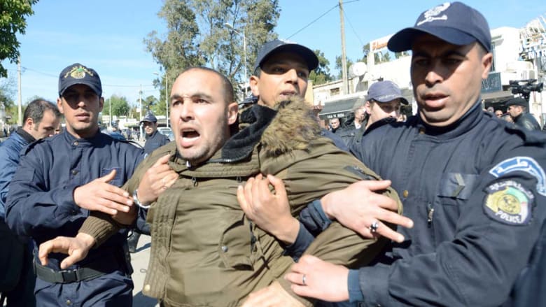 الجزائر: تواصل الاحتجاج على ترشح بوتفليقة واحتجاز صحفية للحظات