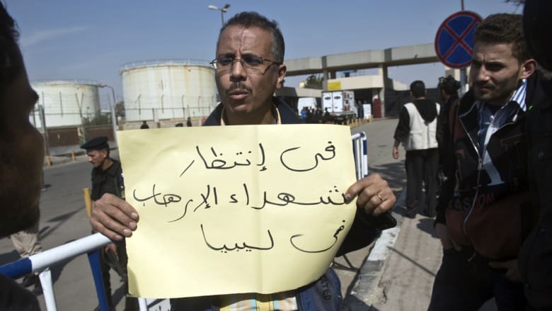 القاهرة: مسلحون بزي عسكري يحتجزون عشرات المصريين بليبيا