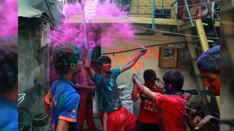 الهندوس يحتفلون بهولي.. عيد الألوان بالهند
