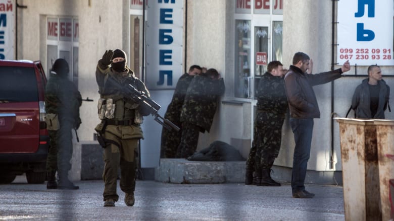 بالصور.. اعتقال قوة يُعتقد أنها روسية لجنود أوكرانيين بالقرم