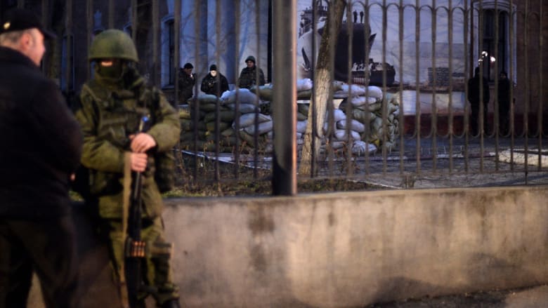 بالصور.. اعتقال قوة يُعتقد أنها روسية لجنود أوكرانيين بالقرم