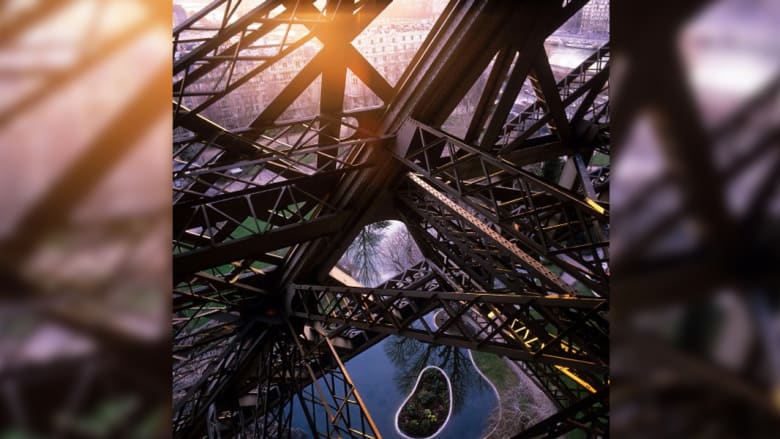 برج إيفل يحتفل بكونه ملتقى للعشاق على مدى قرن وربع 