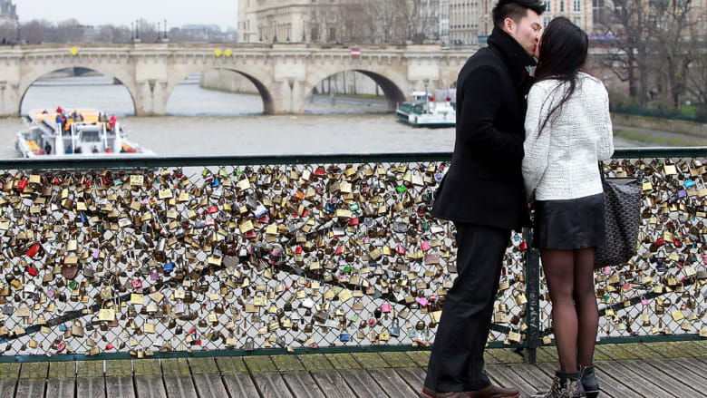 جسر العشق الأبدي في باريس يصرخ: حرروني من أقفال الحب