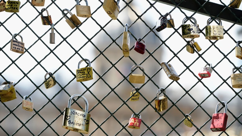 جسر العشق الأبدي في باريس يصرخ: حرروني من أقفال الحب