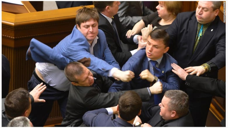 تبادل لكمات بين مشرعين خلال جلسة البرلمان في كييف بأوكرانيا.