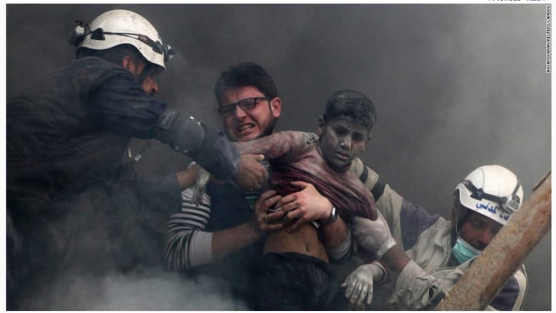 رجال سوريون بعد الانفجار بحلب، 6 أبريل/نيسان.