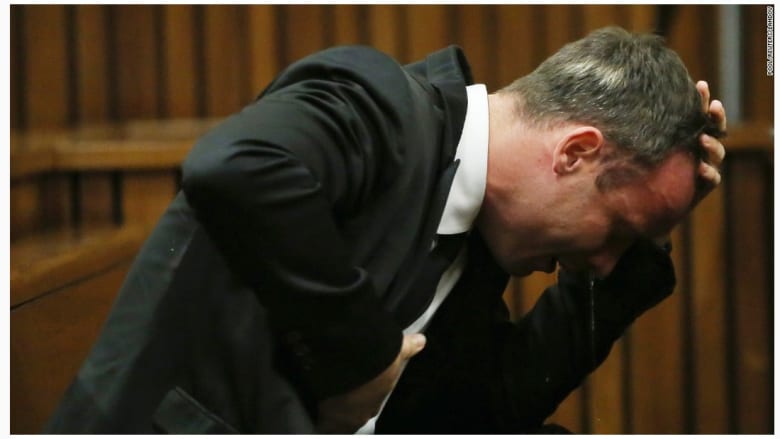 أوسكار بيستوريوس خلال محاكمته 7 أبريل في جنوب أفريقيا بعد اتهامه بقتل صاحبته عمداً.