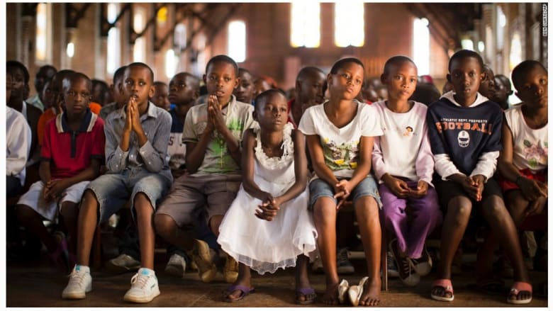 أطفال يصلون في كنيسة كيغالي الكاثوليكية في رواندا.