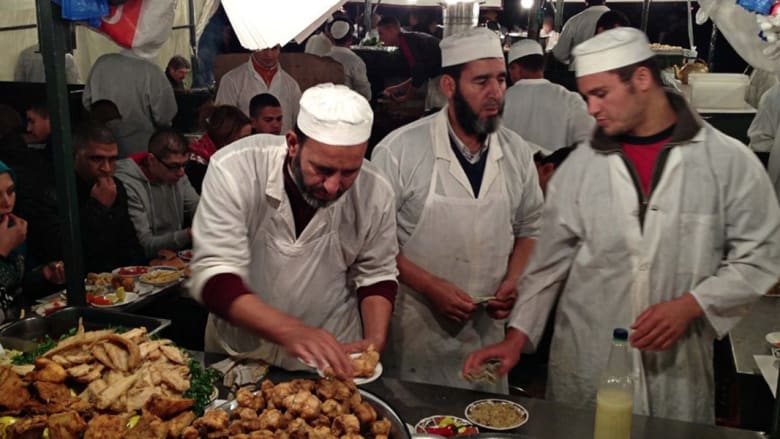 المأكولات الشعبية في المغرب.. بين روائح الشباكية المقلية وتوابل الزيتون بالكاري