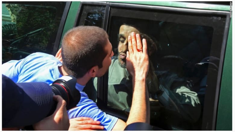 الرئيس الإيراني السابق محمود أحمدي نجاد يصافح أحد معجبيه بعد صلاة الجمعة.