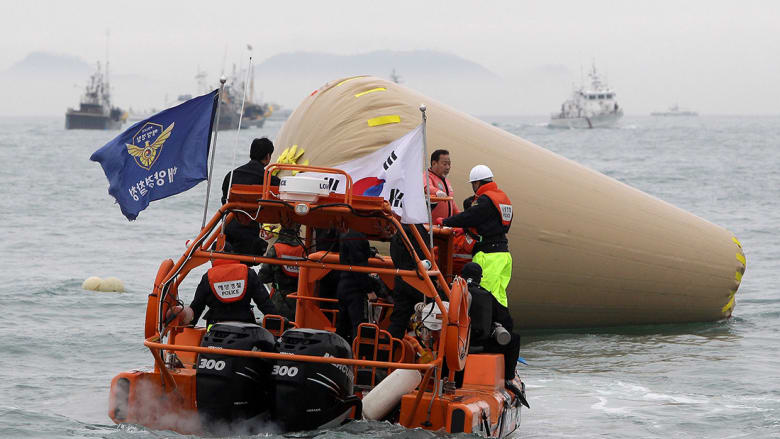 عمليات بحث وانقاذ يقوم بها خفر السواحل في كوريا الجنوبية بعد غرق سفينة ركاب.