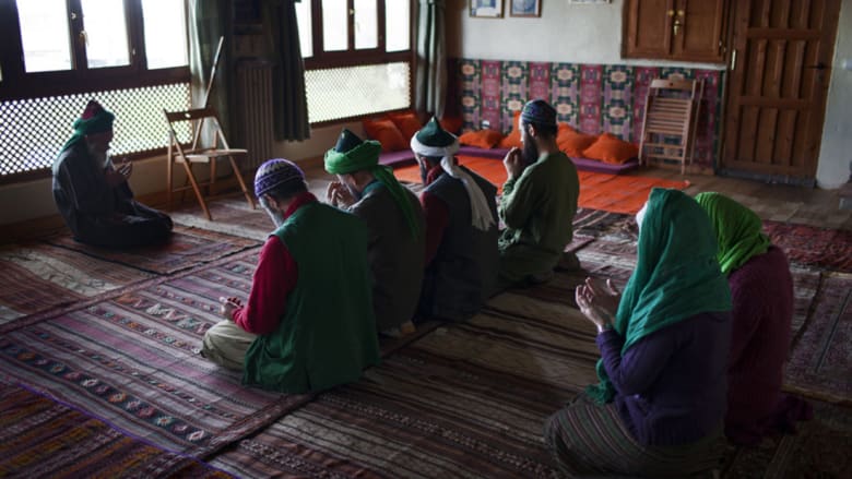 يصلي الرجال والنساء معا في الدورجا بقرية تودال .