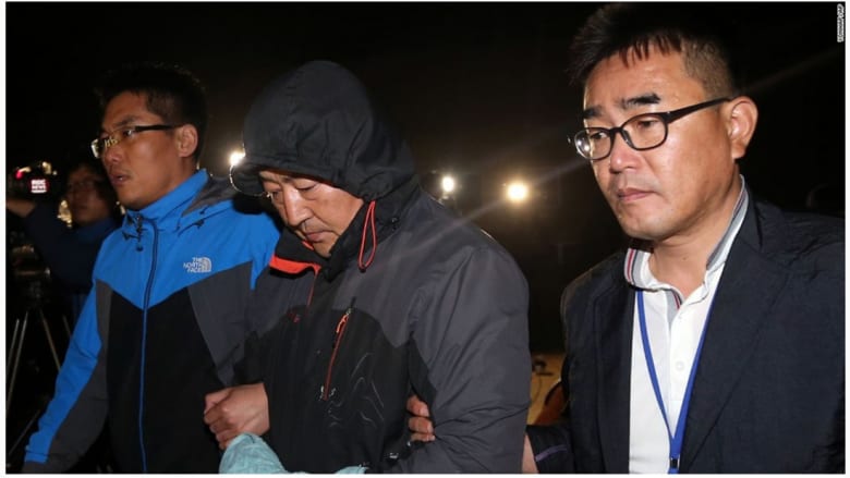 قبطان العبارة الكورية، لي جون سيوك، يغادر المحكمة بعد إصدار مذكرة باعتقاله