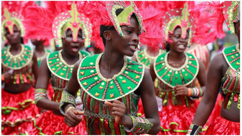 راقصون خلال كرنفال لاغوس في نيجيريا.