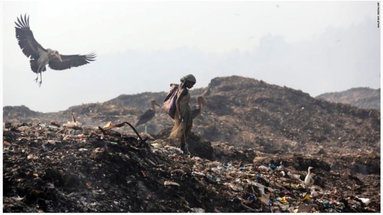 امرأة تبحث في القمامة عن مواد قابلة لإعادة التدوير في يوم الأرض في الهند.