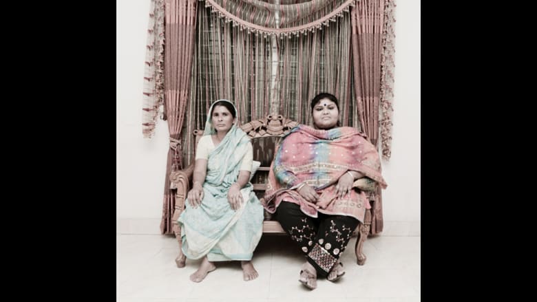 قامت المصورة جاناتول ماوا بتصوير خادمات وموظفاتهن في عاصمة بنجلاديش، دكا.