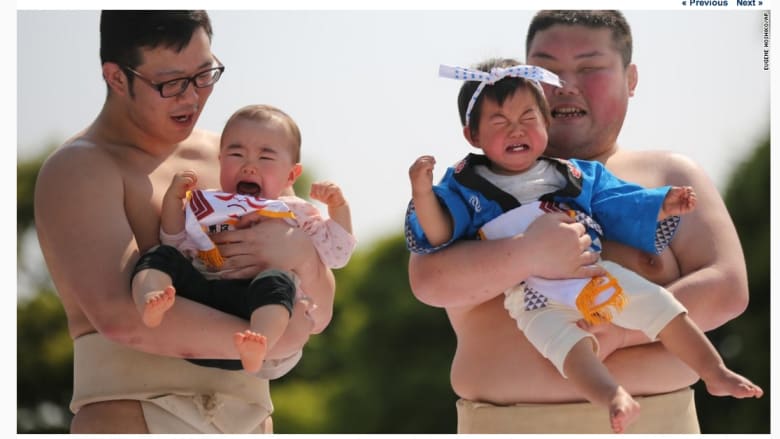 اسم المسابقة "ناكي-زومو" أي مسابقة بكاء الرضع، وهي احتفال للاعتقاد التقليدي بأن الرضيع الذي يبكي ينمو بسرعة أكبر.
