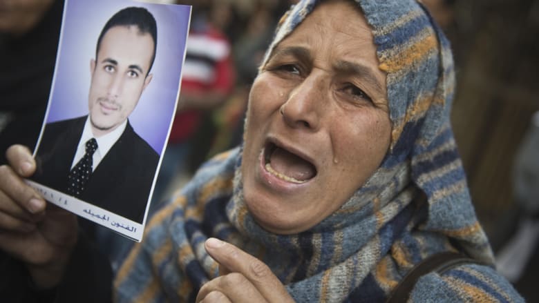 الحكم بإعدام المئات من "إخوان" مصر.. مشاهد من خارج المحكمة