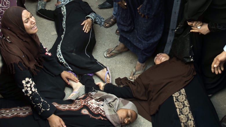 الحكم بإعدام المئات من "إخوان" مصر.. مشاهد من خارج المحكمة