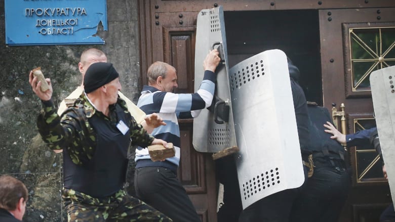 أوكرانيا تعيد العمل بالتجنيد الإلزامي ومواجهات دامية في "دونيتسك"