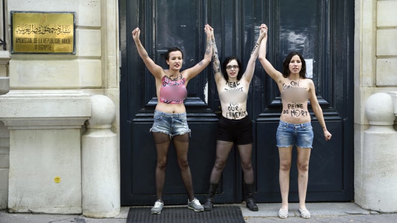بالصور.. أمينة ورفيقاتها عاريات أمام سفارة مصر بفرنسا احتجاجا على حكم "إعدام الإخوان"
