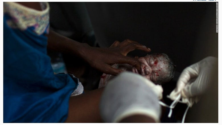 ولد الطفل في سيارة اليونيسيف بينما يتم نقل نحو ألف مسلم إلى مكان آمن في جمهورية أفريقيا الوسطى. 