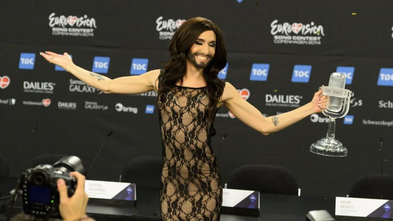 بالصور.. امرأة متحولة بلحية تفوز  بمسابقة "يوروفيجن"