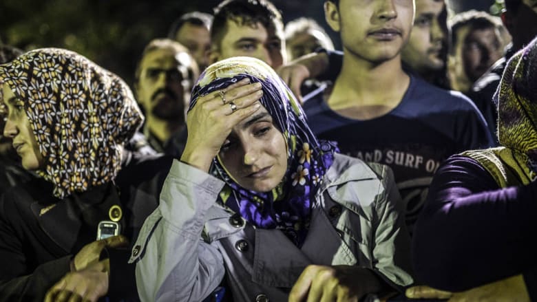 بالصور.. فرحة الناجين وحزن ذوي القتلى وترقب للمفقودين بمنجم تركيا