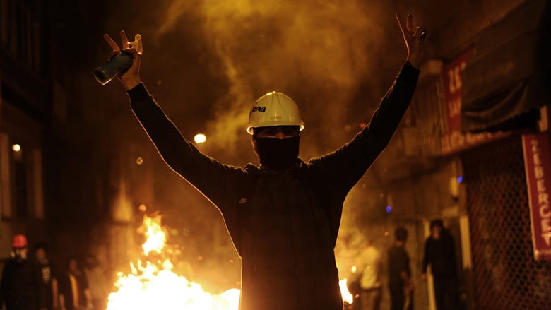 محتج يرفع شارة النصر خلال مظاهرة ليلية ضد الحكومة التركية
