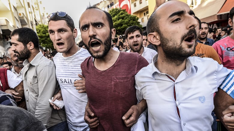 شباب أتراك يهتفون ضد الحكومة