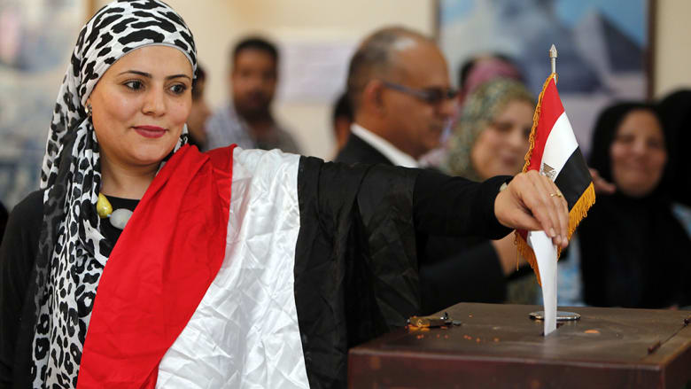 مصرية مقيمة في سلطنة عمان تدلي بصوتها في الانتخابات.