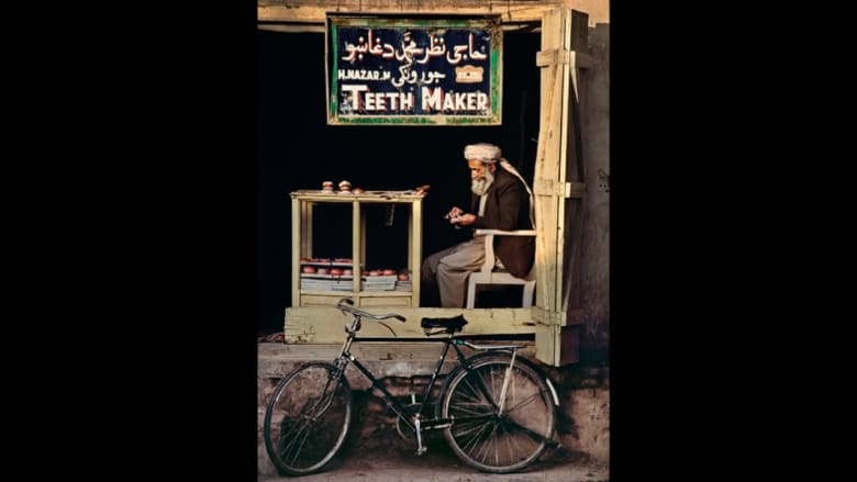 صانع أسنان أفغاني يجلس في متجر في قندهار، 1998